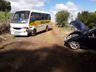 Homem sofre ferimentos acidente entre micro-ônibus e carro
