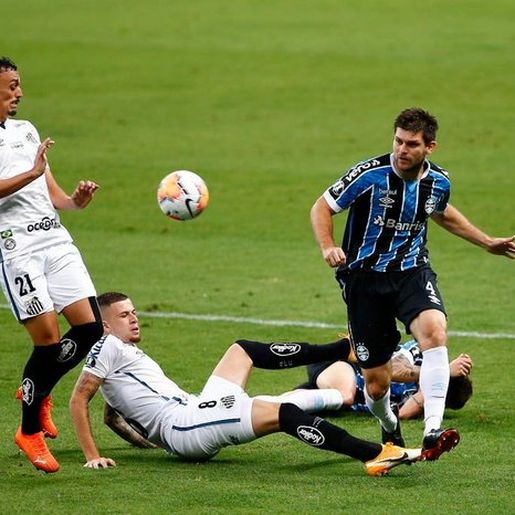 Grêmio não joga bem, mas no final empata com o Santos pela Libertadores
