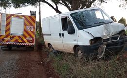 Homem fica ferido ao colidir veículo contra árvore em Pinhalzinho