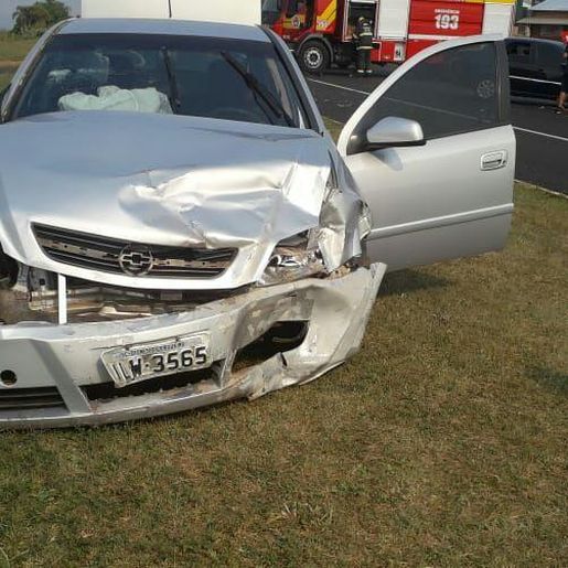 Mulher fica ferida em colisão na BR-282
