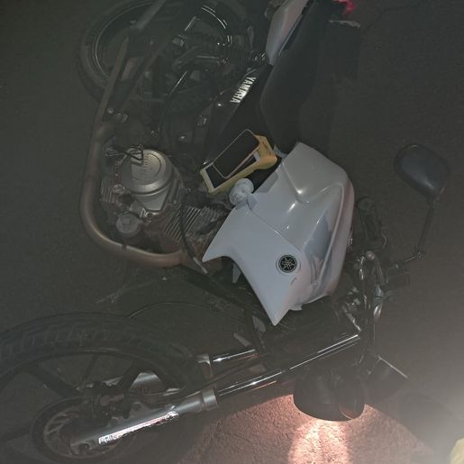 Jovem fica ferido em colisão entre carro e moto no centro de Campo Erê