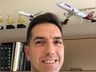 Comandante de linha aérea relata trajetória profissional do jornalismo para a aviação