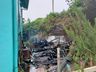 Bombeiros combatem incêndio em depósito de madeira