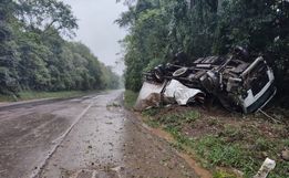 Caminhoneiro fica ferido em saída de pista na BR 158