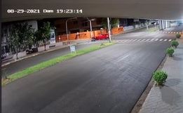 VÍDEO: Câmera flagra acidente que deixou motoboy gravemente ferido em SMOeste