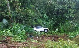 Carro cai em ribanceira no interior de São João do Oeste