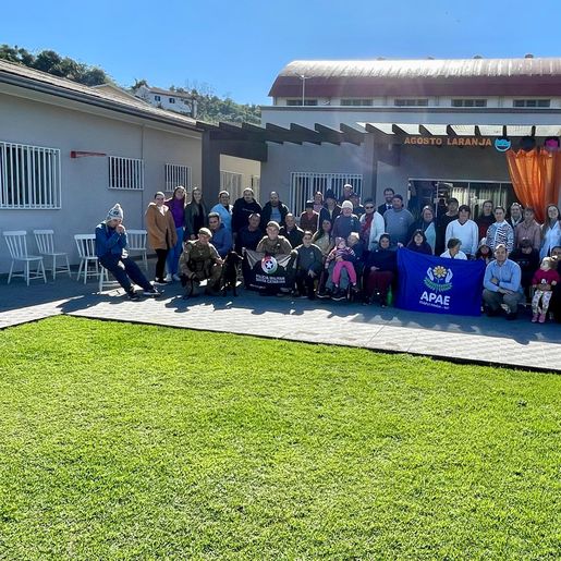Canil da Polícia Militar visita Apae de Itapiranga 