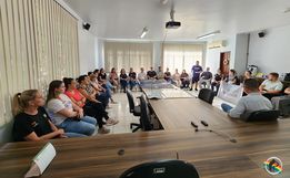 Professores em greve se reúnem com prefeito em Itapiranga