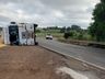 Carreta carregada com cereais tomba na SC-163, entre Descanso e Iporã do Oeste