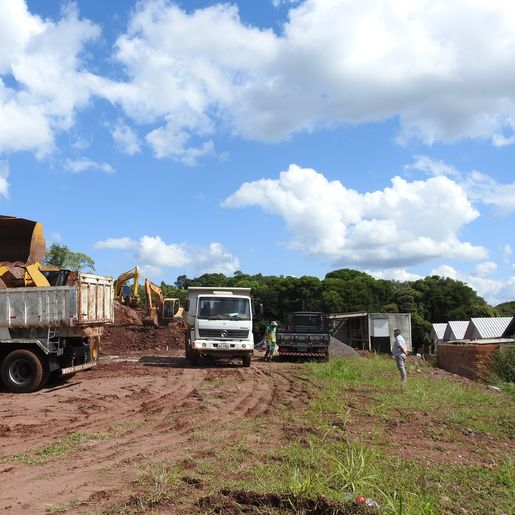 SMO: Terraplanagem é feita para construção de novas casas na Vila Nova