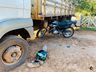 Jovem sofre ferimentos em colisão lateral de moto e caminhão