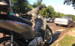 Jovem fica ferida em colisão entre carro e moto no centro de São Miguel do Oeste