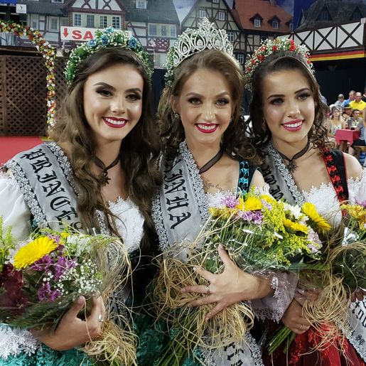 Tainá Dill é a rainha da 42ª Oktoberfest