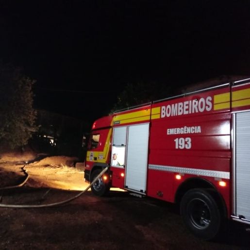 Incêndio atinge indústria madeireira em Palma Sola