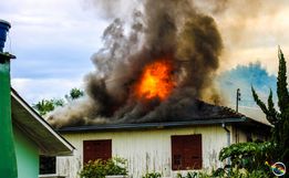Casa é atingida por incêndio em São Miguel do Oeste; fotos