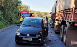 Colisão lateral entre carreta e carro na BR-163 mobiliza bombeiros