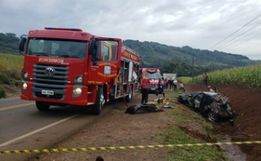 Dois jovens morrem em saída de pista e outros três ficam feridos