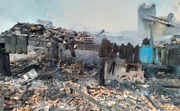 Casa fica destruída pelas chamas em São Lourenço do Oeste