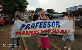 VÍDEO: Escola homenageia professores pela passagem do seu dia 