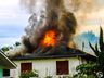 Casa é atingida por incêndio em São Miguel do Oeste; fotos
