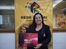 Locutora da Rádio Cidade recebe certificado de finalista do Prêmio Acaert
