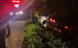 Para evitar colisão frontal, motorista sai da pista na BR-282