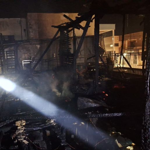 Incêndio destrói danceteria e loja no centro de Palmitos 