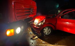 Mulher fica ferida em colisão entre carro e caminhão na SC 496