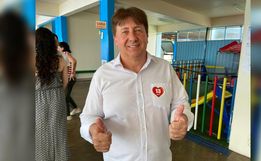 Candidato a prefeito, Juarez da Silva, vota no Colégio JMJ