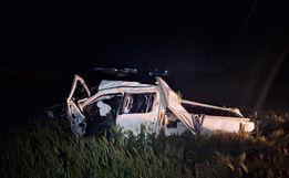 Motorista fica ferido após capotar caminhonete na SC-161, em Palma Sola