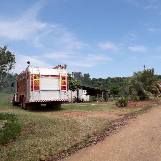 Incêndio consome residência no interior de Itapiranga