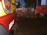 Bombeiros combatem incêndio em fábrica de móveis