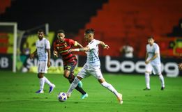 Douglas Costa estreia, Sport vence e afunda Grêmio na lanterna do Brasileirão
