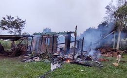 Incêndio em residência deixa uma pessoa morta 