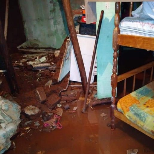 Casal com seis filhos precisa de ajuda após enxurrada invadir sua casa