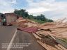 Carreta tomba na SC-160 e pista fica parcialmente interditada 