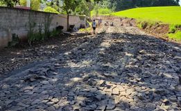Obras de pavimentação rural e construção de campo sintético seguem em São José do Cedro