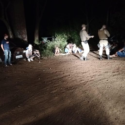 PM Flagra 20 jovens aglomerados embaixo da Ponte do Rio das Antas
