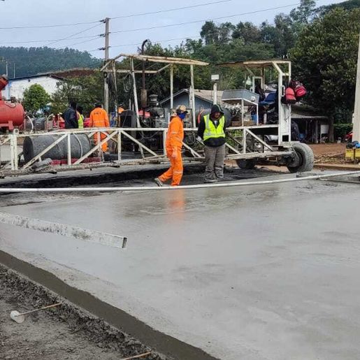 Aplicação do pavimento rígido avança e se aproxima do elevado na BR-163