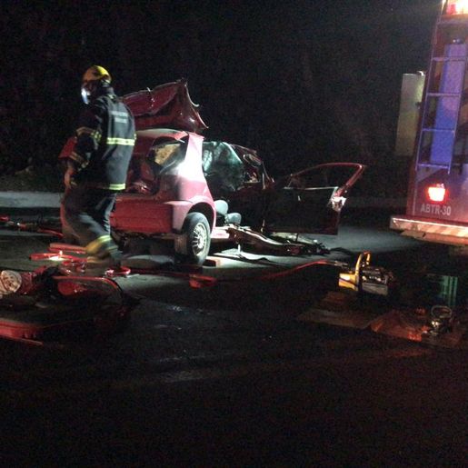 VÍDEO: Colisão frontal deixa uma pessoa morta e outra gravemente ferida na BR-282 