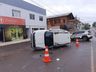 Veículo capota no centro da cidade após colidir com outro carro