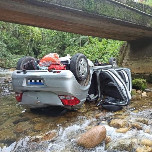 Dois homens morrem após carro capotar e cair em rio