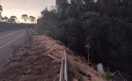Caminhão carregado de arroz sai da pista e cai em ribanceira em Romelândia