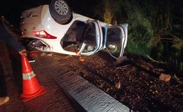 Motorista fica preso dentro de veículo após saída de pista seguida de capotamento na BR 163 