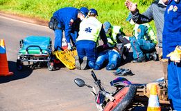 VÍDEO: colisão traseira deixa motociclista ferido na Willy Barth
