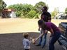 Grupo de voluntários realiza entrega de cestas de páscoa