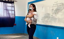 Professora segura bebê de aluna adolescente para ela estudar e foto viraliza