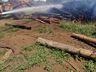 Bombeiros trabalham por mais de 3h no combate a incêndio em pilhas de madeira