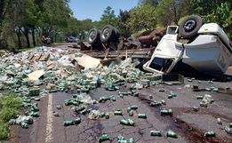 Caminhão carregado de cerveja tomba na SC 163 em Itapiranga