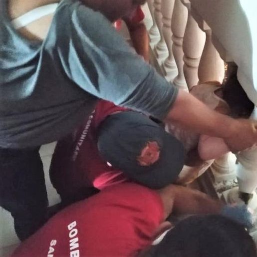 Criança fica com a cabeça presa em guarda-corpo de sacada; veja vídeo